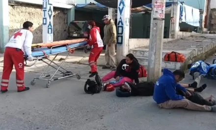 Fuerte choque lanza a padre e hijo al pavimento en pleno centro de Parras