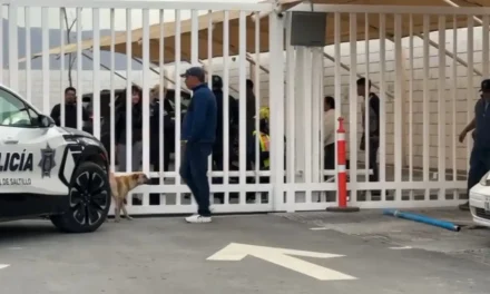 Guardia de seguridad queda prensado momentáneamente por portón eléctrico en Saltillo