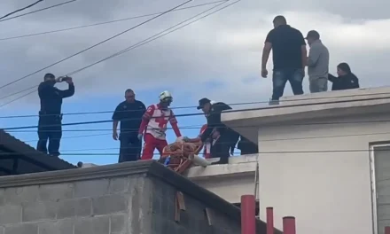 Saltillo: Hombre bajo los efectos de sustancias se lesiona y amenaza desde azotea