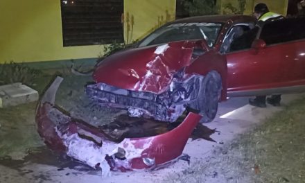 Conductor impacta fachada de restaurante en Saltillo
