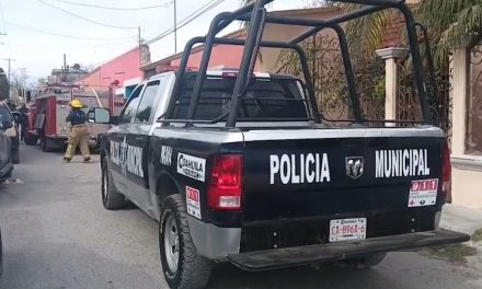 Incendio sorpresivo consume camioneta en pleno centro de Parras