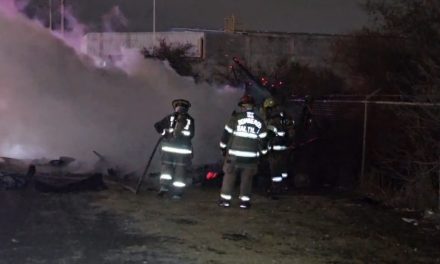 Incendio consume vulcanizadora improvisada  en Saltillo