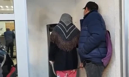 Saltillo: Adultos mayores en espera de cobrar bajo el frío