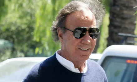 ‘Absolutamente falsas’;  Julio Iglesias rompe el silencio y niega las acusaciones de agresión sexual