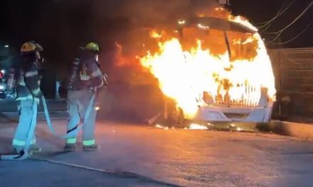 Saltillo: Cuñados vengan a su hermana… golpean al cuñado en año nuevo y le incendian transporte de personal a su cargo