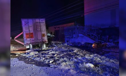 Le truena un neumático a un tráiler y casi pierde la vida en Ramos Arizpe