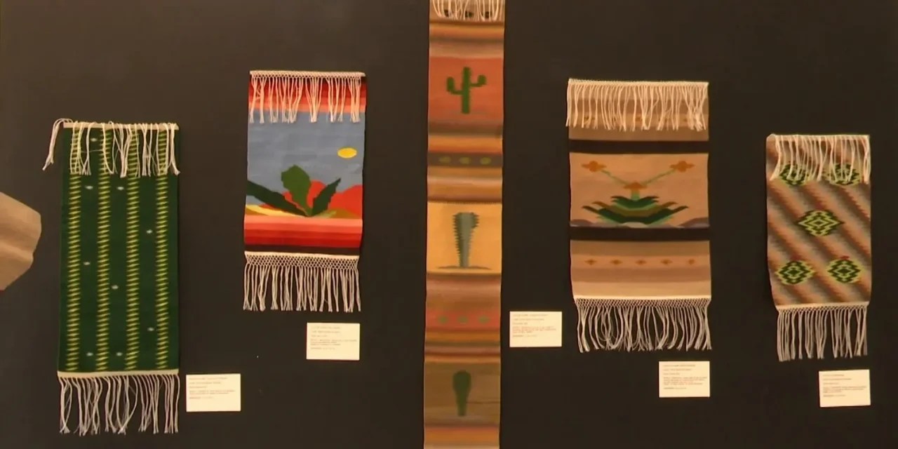 Montan exposición de Sarapes en el vestíbulo del Congreso del Estado