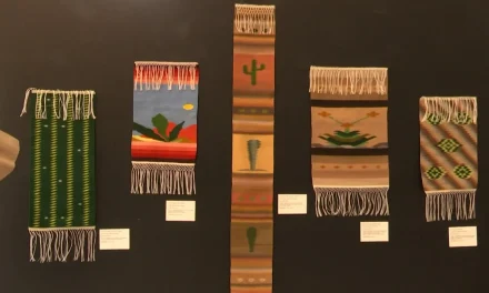 Montan exposición de Sarapes en el vestíbulo del Congreso del Estado