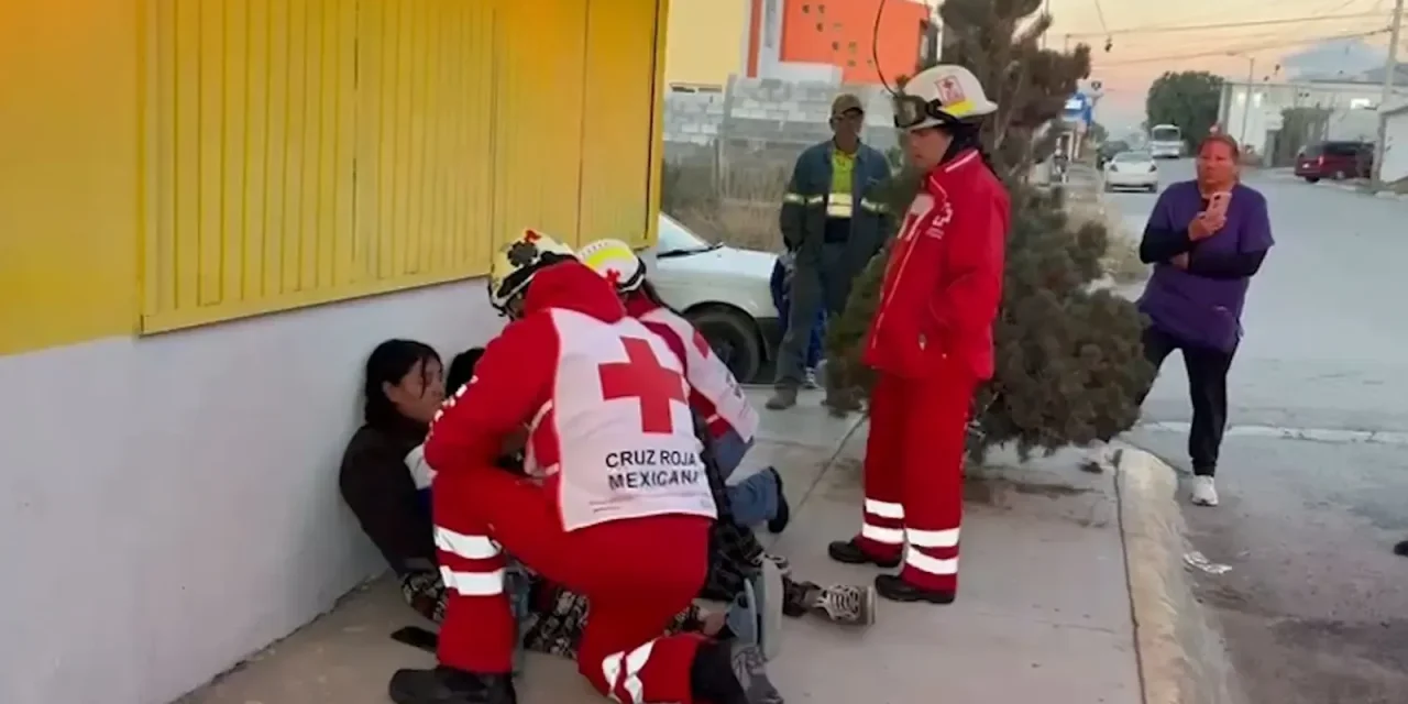 Motociclista resulta lesionado al ignorar alto y chocar con un automóvil en Saltillo
