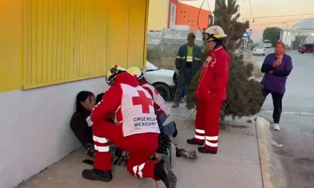 Motociclista resulta lesionado al ignorar alto y chocar con un automóvil en Saltillo