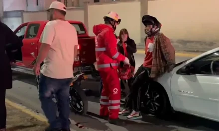 Motociclista resulta con lesiones tras ser embestido por un automóvil en Saltillo