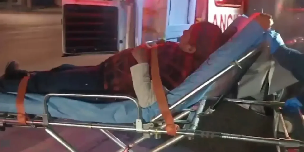 Mujer ebria cae de motocicleta en Parras