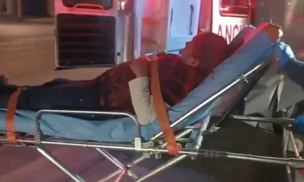Mujer ebria cae de motocicleta en Parras