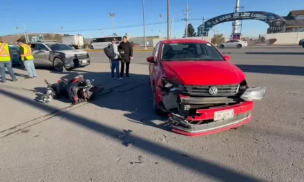 Motociclista resulta lesionado tras ser derribado por vehículo en el bulevar Nazario Ortiz Garza