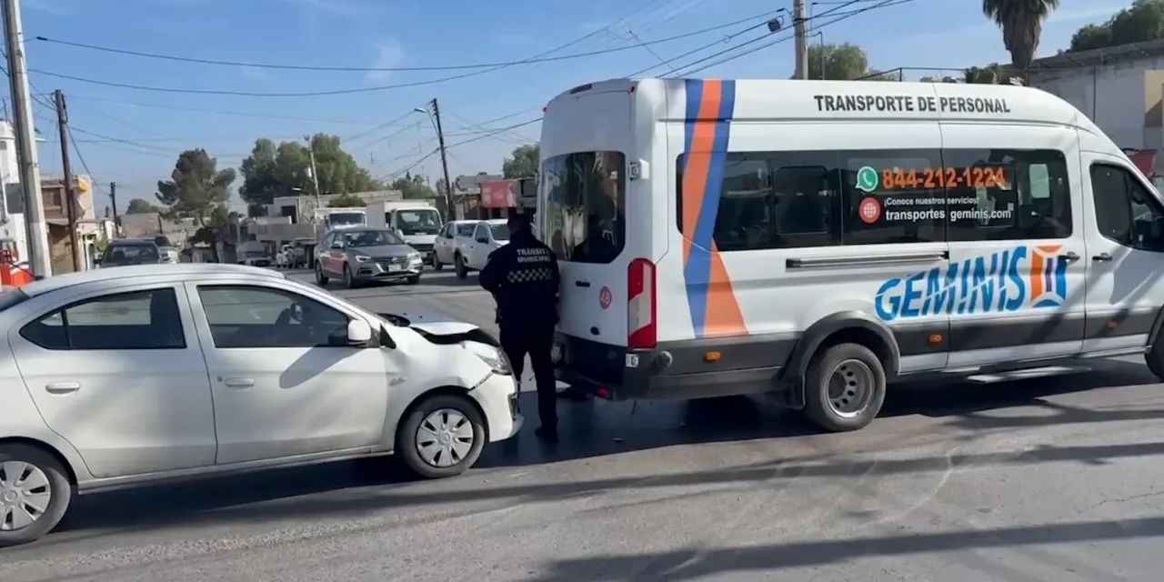 Saltillo: No guarda su distancia e impacta a transporte de personal
