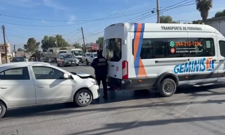 Saltillo: No guarda su distancia e impacta a transporte de personal