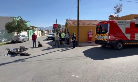 No respetó señalamiento de alto y provoca choque con motocicleta en Saltillo