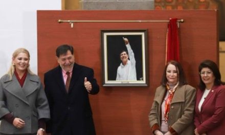 Noroña devela su retrato en el Senado entre la ‘austeridad’ de su óleo y la promesa de seguir viajando