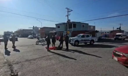 Omite alto y lesiona a motociclista en Saltillo