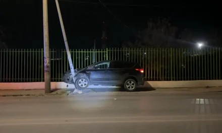 Saltillo: Pierde el control por la velocidad y estrella su vehículo contra un poste