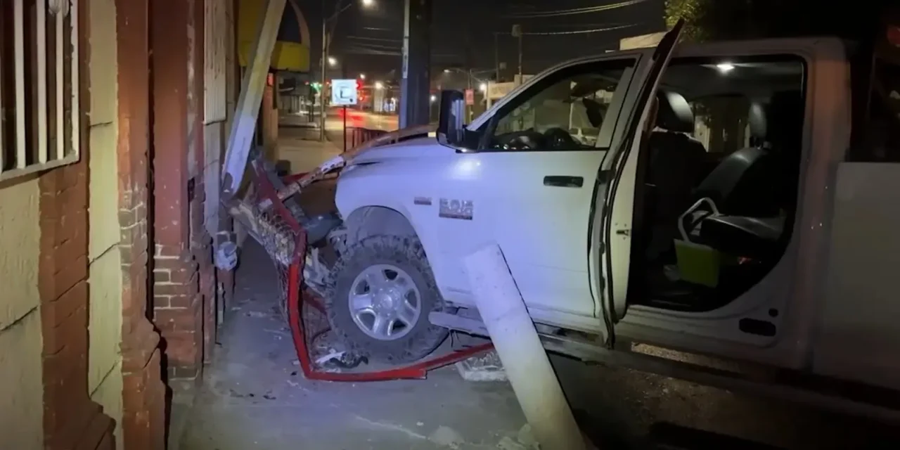 Pipa provoca choque y fuga de gas en el centro de Saltillo
