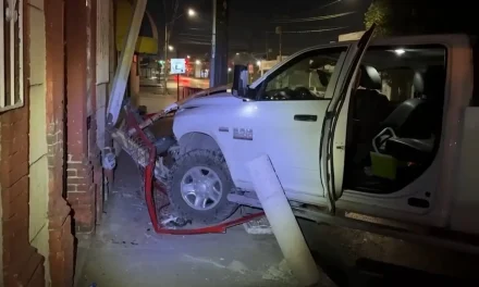 Pipa provoca choque y fuga de gas en el centro de Saltillo