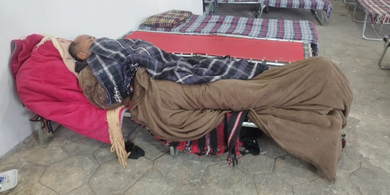 Dos personas en el refugio temporal en Ramos Arizpe