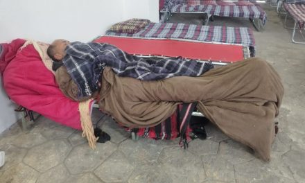 Dos personas en el refugio temporal en Ramos Arizpe