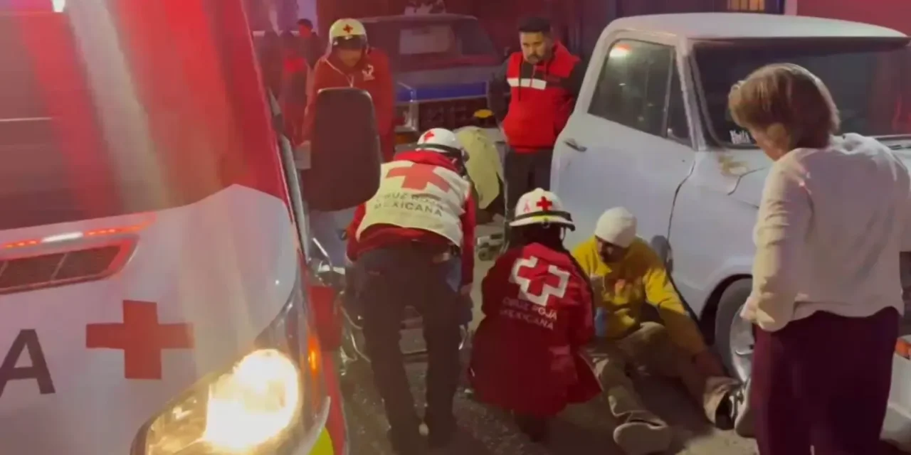 Resulta lesionado mecánico tras caerle camioneta encima en Saltillo