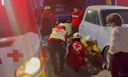 Resulta lesionado mecánico tras caerle camioneta encima en Saltillo