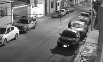Robo a vehículo queda grabado en el centro de Saltillo