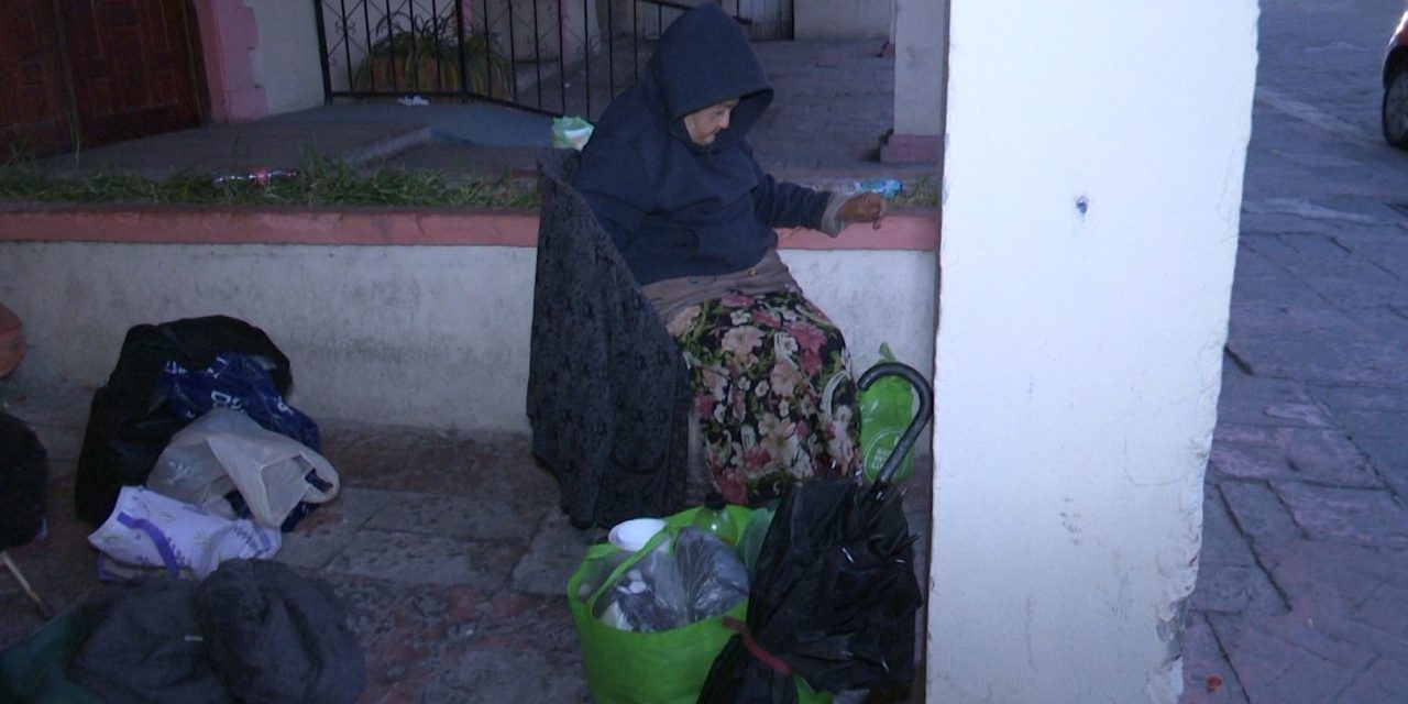 Saltillo: Rosalinda sigue deambulando; la maestra jubilada sin un refugio