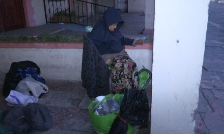 Saltillo: Rosalinda sigue deambulando; la maestra jubilada sin un refugio