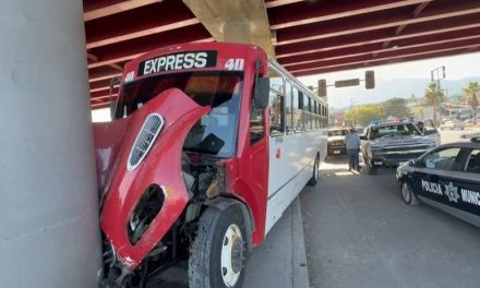 Saltillo: Ruta Express tiene falla en sus frenos y se impacta contra puente