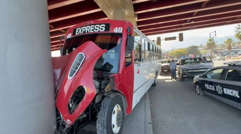 Saltillo: Ruta Express tiene falla en sus frenos y se impacta contra puente