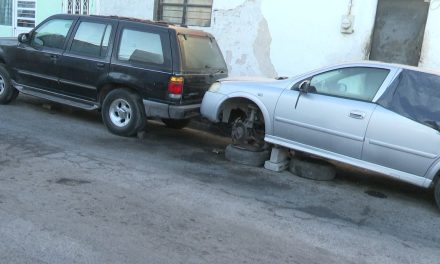 Taller acumula autos descompuestos en las calles de Armillita y Pérez Treviño