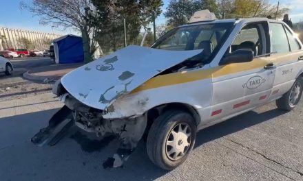 Saltillo: Taxista ignora alto y provoca choque en el centro metropolitano