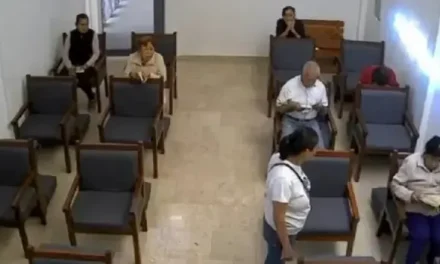 Mujer irrumpe en capilla de Guanajuato y amenaza a adultos mayores para exigir dinero
