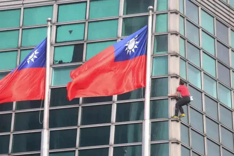 ¡Hazaña de altura!   Alex Honnold desafía a la muerte y escala el rascacielos Taipei de 101 pisos y… sin arnés