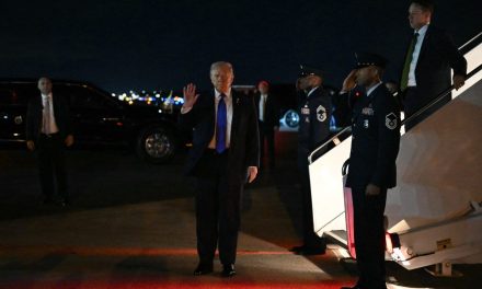 Trump firma decreto para proteger ingresos petroleros de Venezuela en EE. UU.