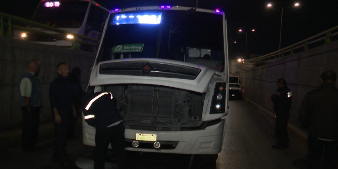 Unidad de transporte de personal provoca tráfico y retrasos por falla mecánica
