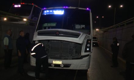 Unidad de transporte de personal provoca tráfico y retrasos por falla mecánica