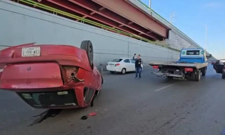 Volcadura en deprimido de Valle Dorado deja como saldo dos lesionados