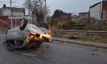 Saltillo: Dos lesionados deja una volcadura en Periférico