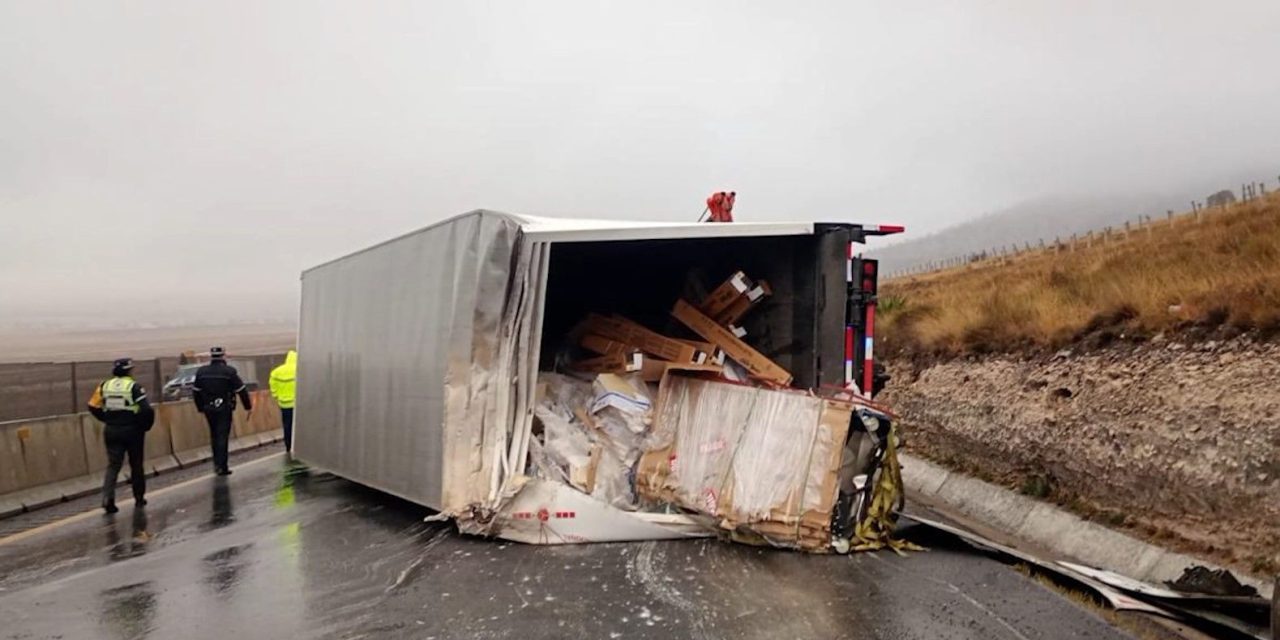 Volcadura de tráiler provoca cierre total en la carretera 57 en Arteaga