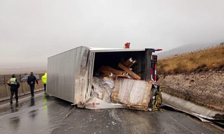 Volcadura de tráiler provoca cierre total en la carretera 57 en Arteaga