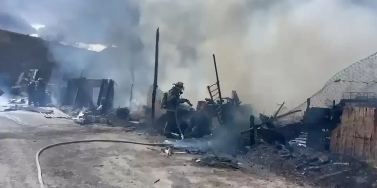 Voraz incendio consume tejabanes en la colonia Diana Laura Riojas.