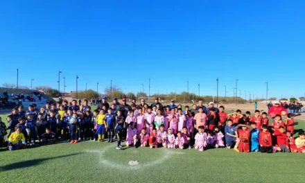 Entregan material deportivo durante torneo de futbol
