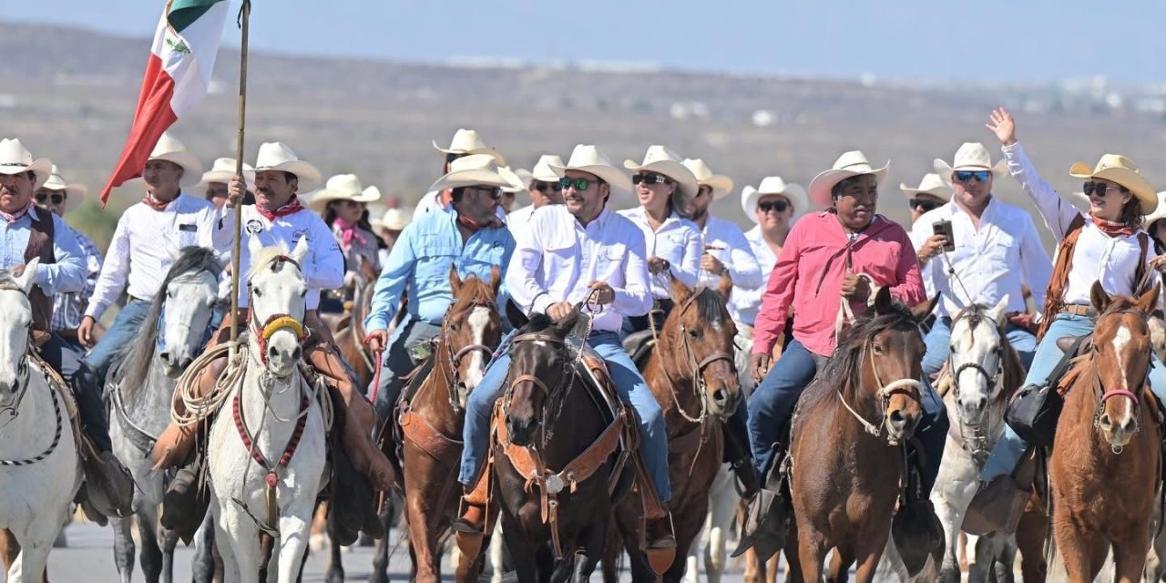 Carlos Villarreal encabeza cabalgata por el 91 aniversario del ejido El Oro