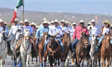 Carlos Villarreal encabeza cabalgata por el 91 aniversario del ejido El Oro